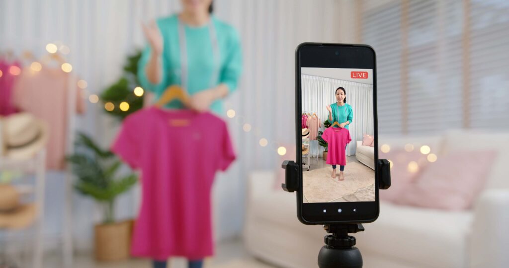 ファッションライバーとして収入を得ている女性