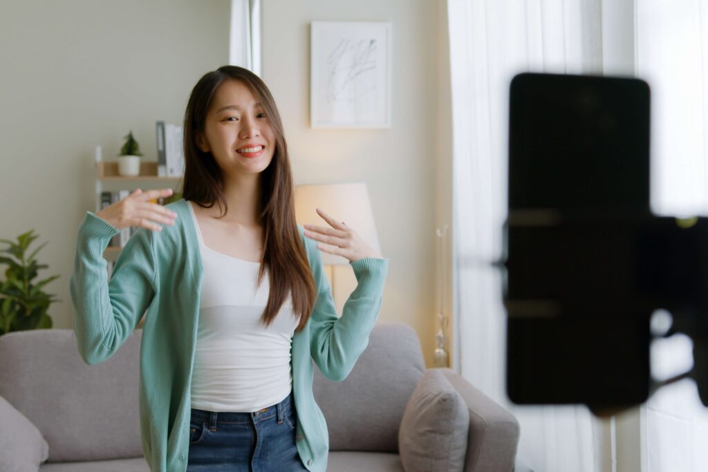 TikTokライバーとして稼働している笑顔の女性