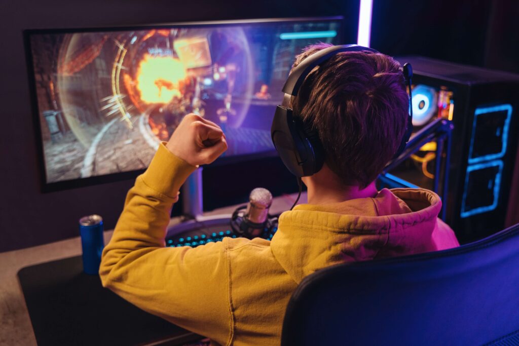 ゲーム配信をしているライバーがゲームで勝ってガッツポーズをしている