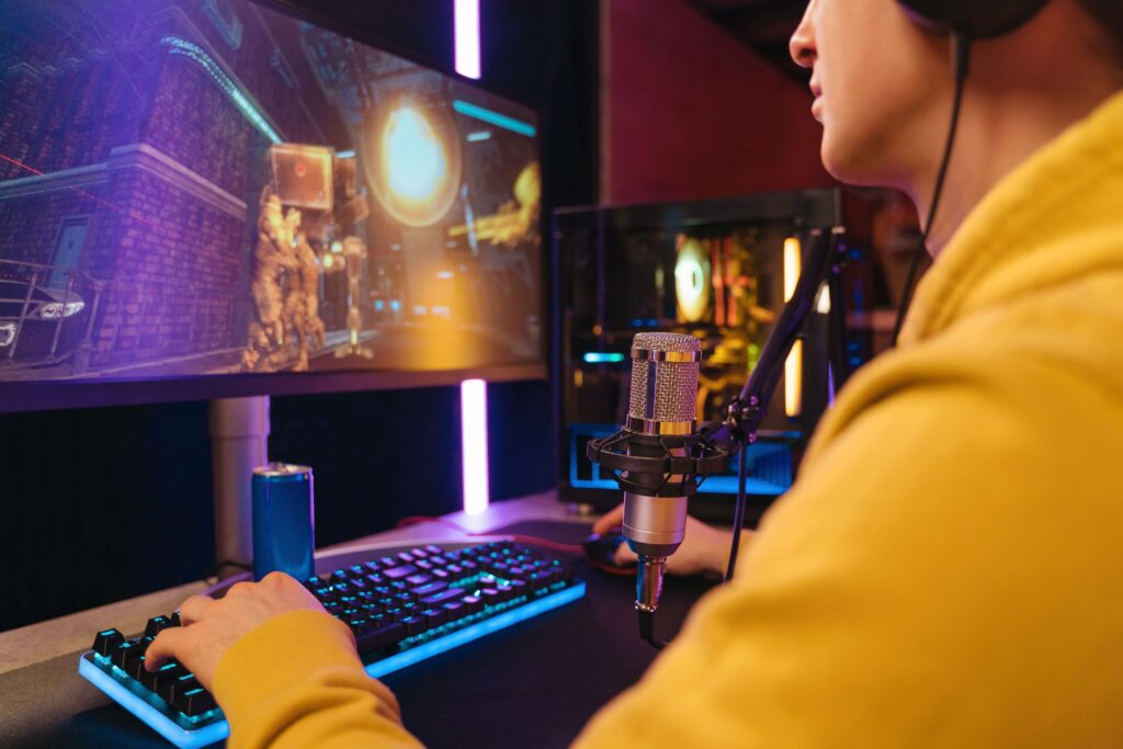 ゲーム配信をしているライバーがマイクに向けて話している
