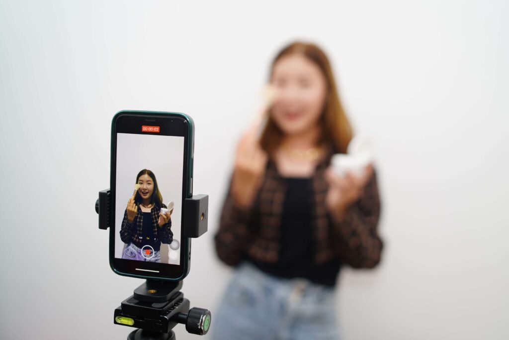 スマホでライブ配信をしているライバーの女性