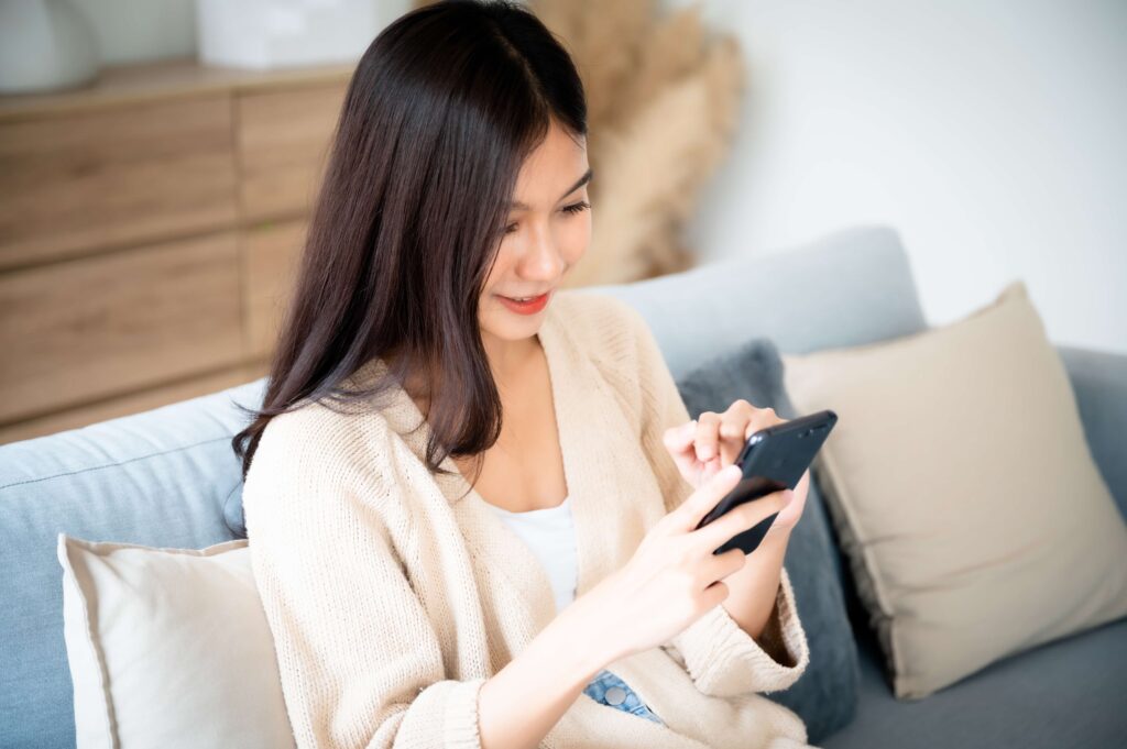 ライバーとしてスマホでイベントを考える女性