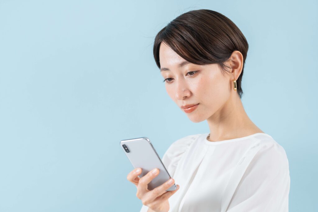 ライバーとして活動していて、スマホでイベントを検索する女性
