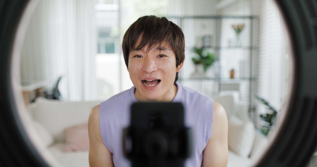 配信用の機材を用意してライブ配信を行う男性