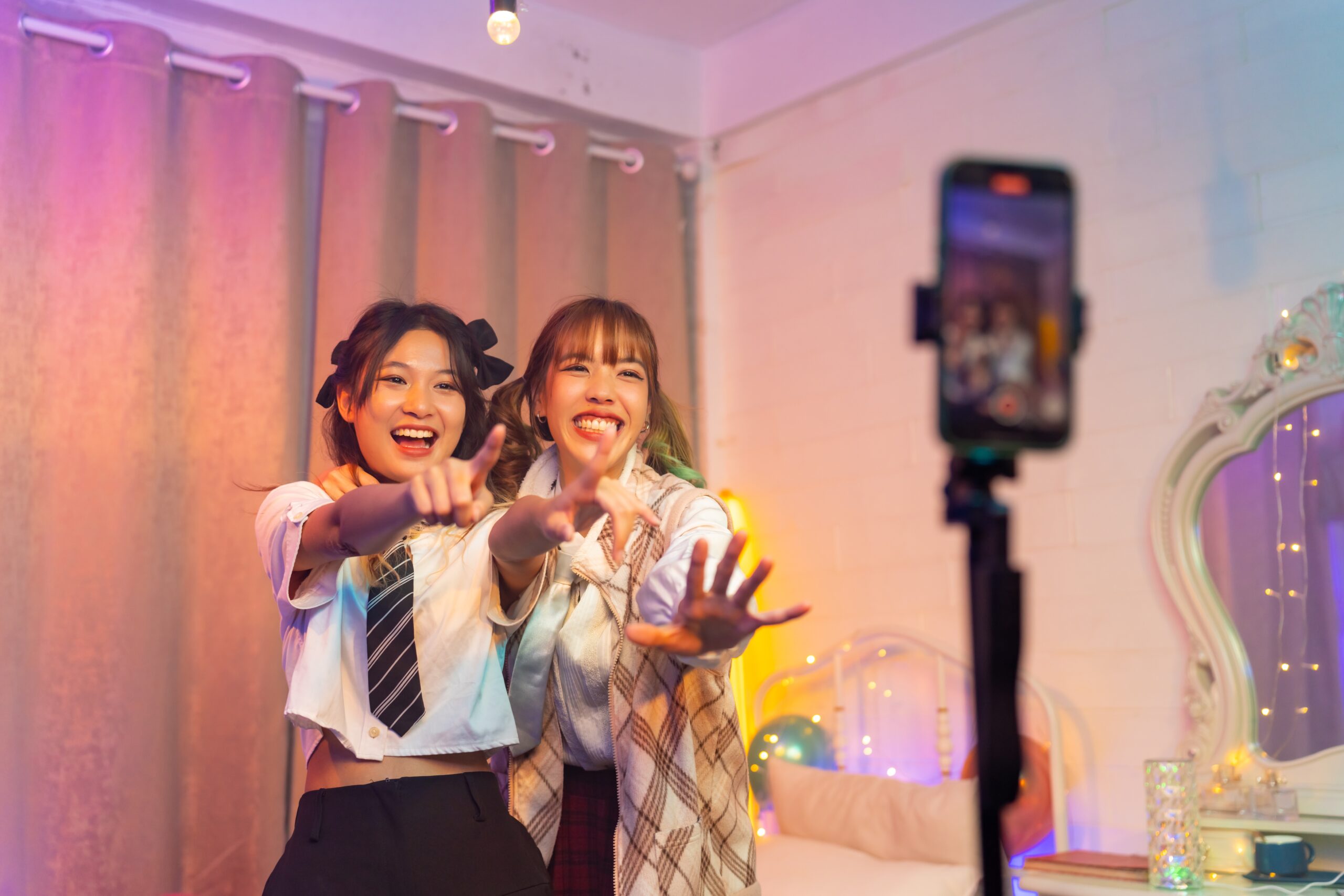 ライブ配信を二人の高校生がしている様子