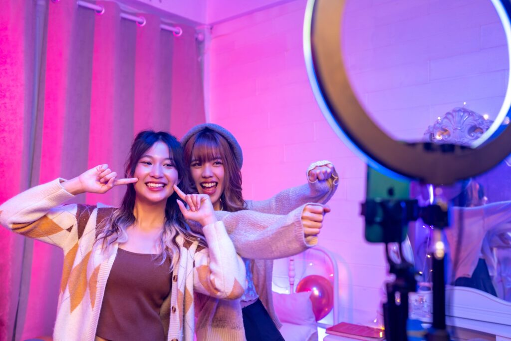 二人でライバーバイトをしている女性