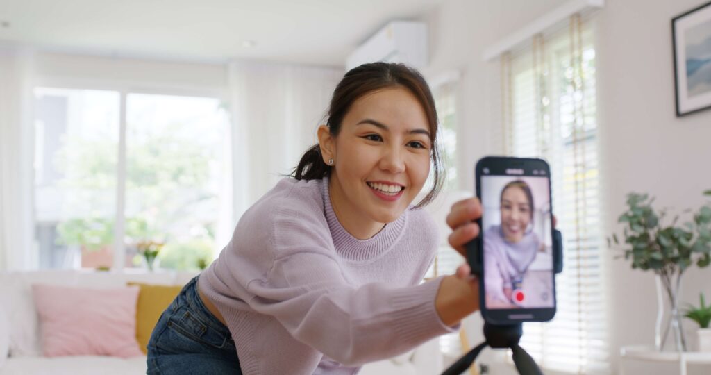 副業ライバーとして配信を始めようとする女性