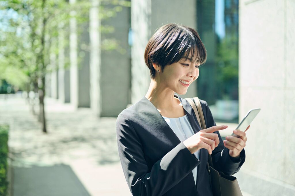 顔出しせずにライバーとして活動する方法を模索する女性