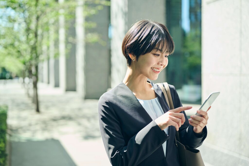 本業をしながら、ライバーとして事務所に所属して成功したスーツ姿の女性