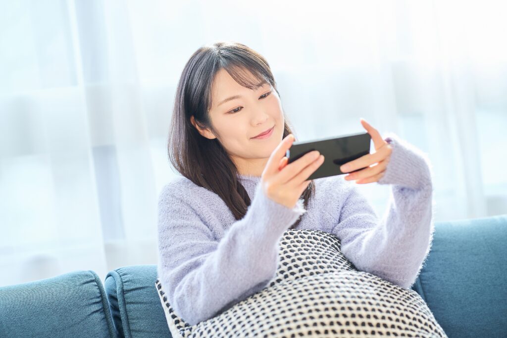 女性がスマホを楽しんでいる様子