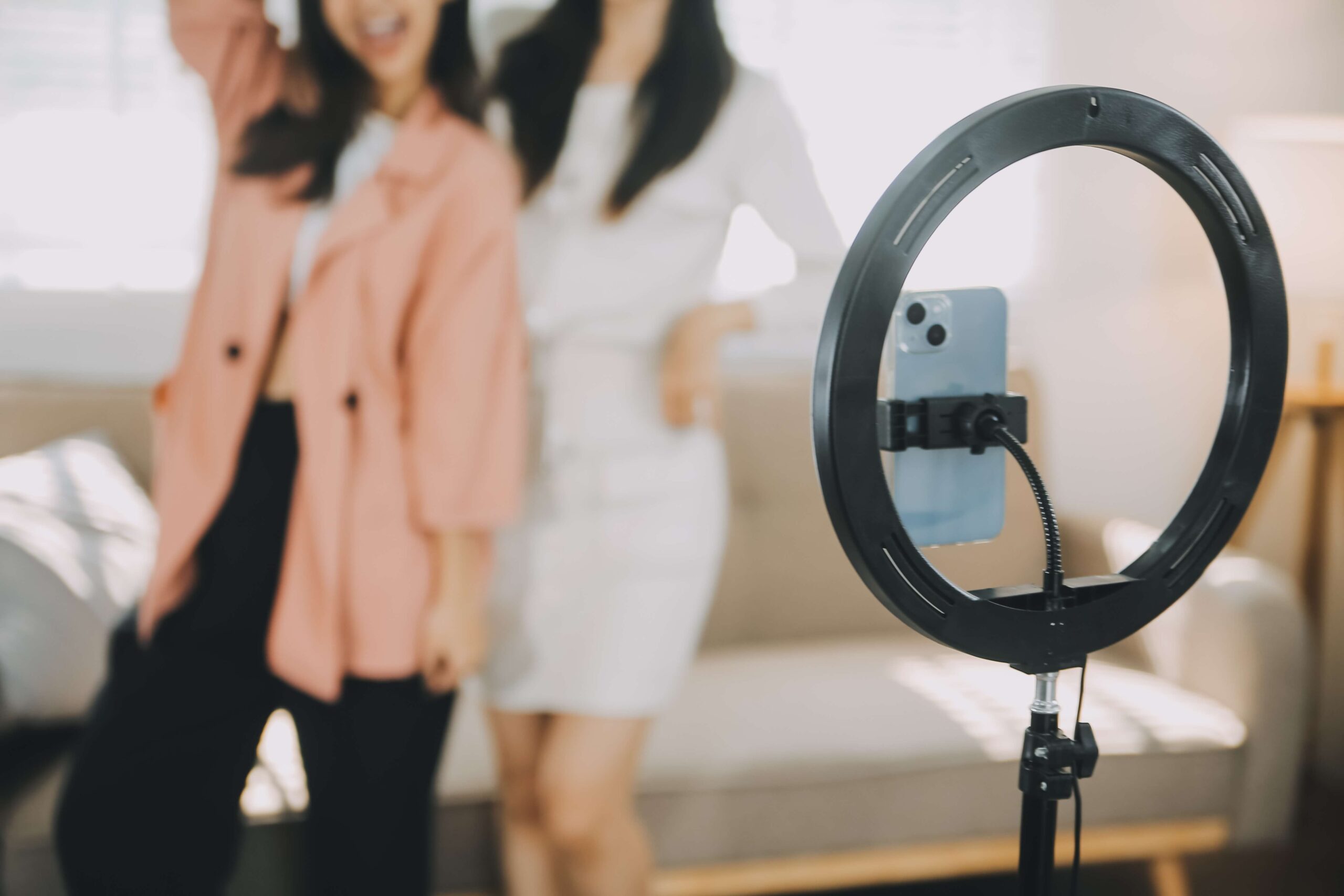 二人でSNSを活用したライブ配信を行うライバーの女性