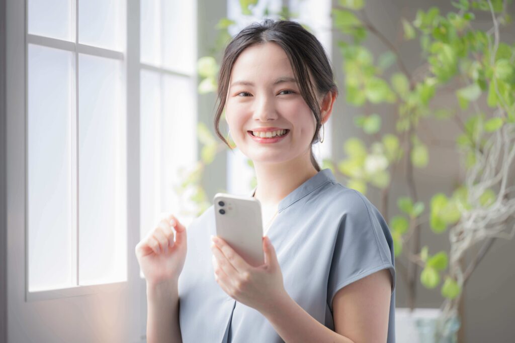 ライバーとして顔出しせずに活動する方法を知って喜ぶこちらを向いている女性
