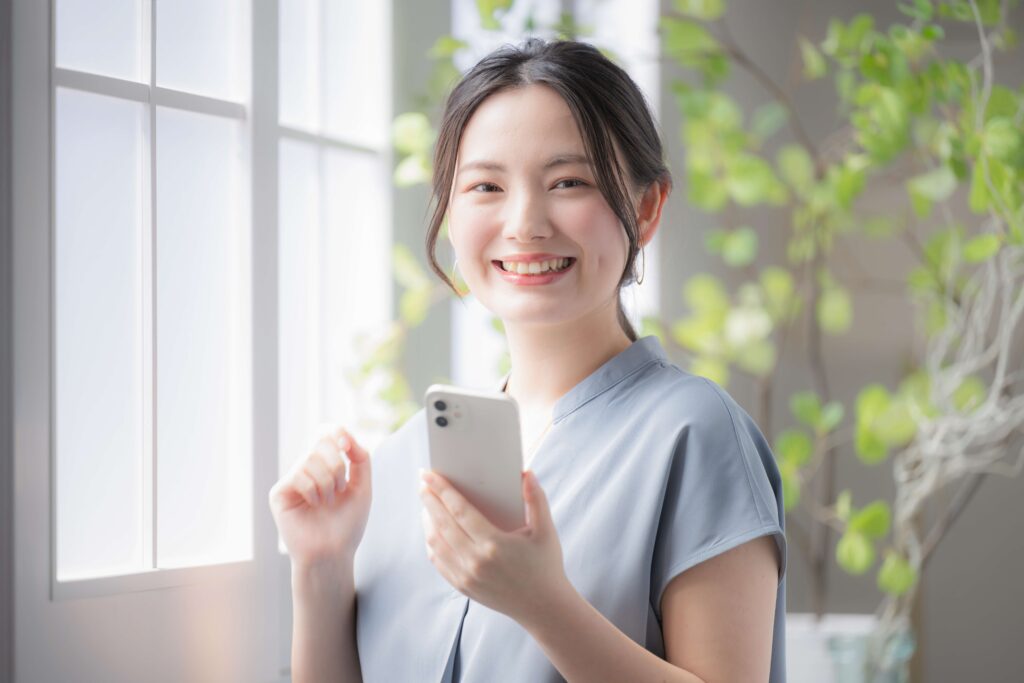 ライバーとして所属したことでメリットを得て、喜ぶこっちを見る女性