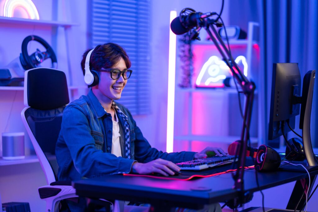 笑顔でヘッドフォンをつけてゲーム配信をするライバー