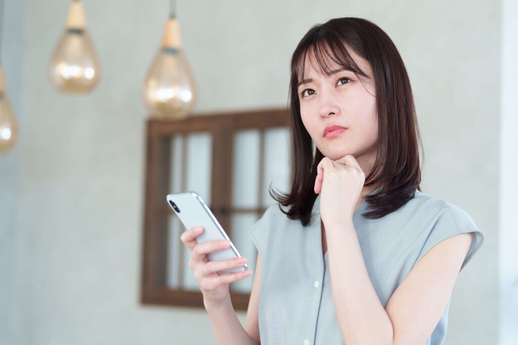 TikTokでどのようにしてライバーとして活動するべきかを悩む女性