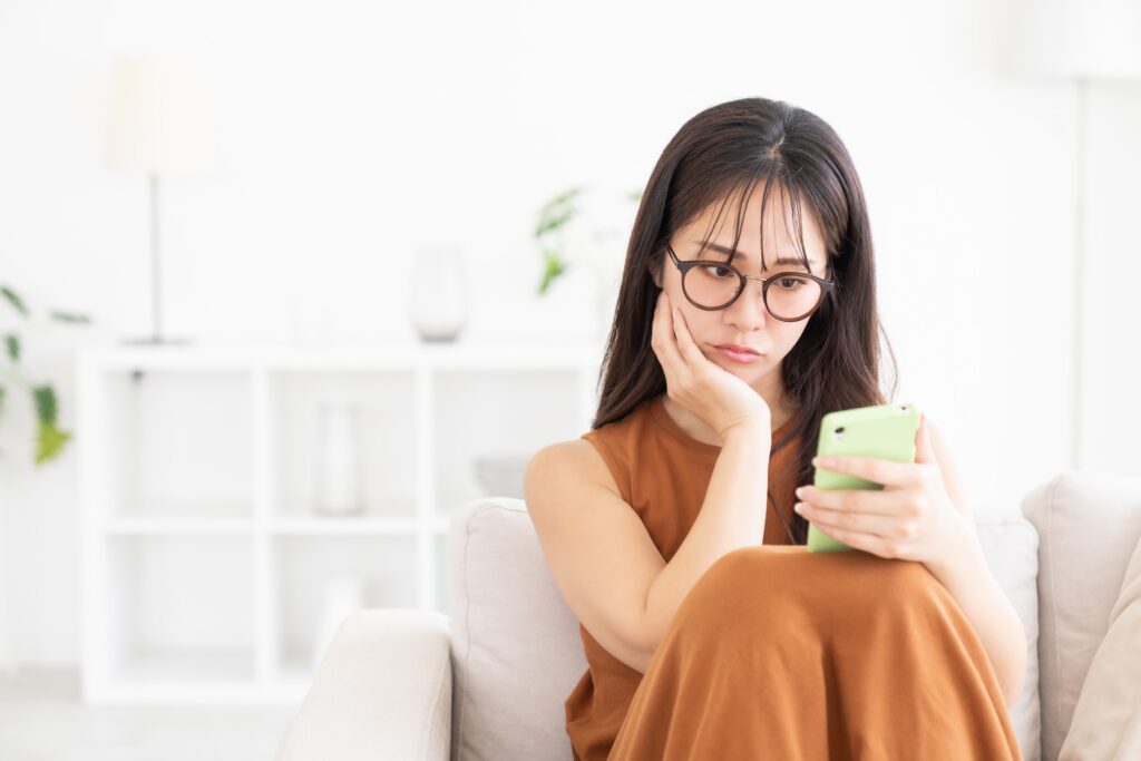 ライバーとは何かについて検索する女性