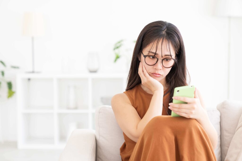 ライバーとして顔出しせずに活動する方法を悩む女性