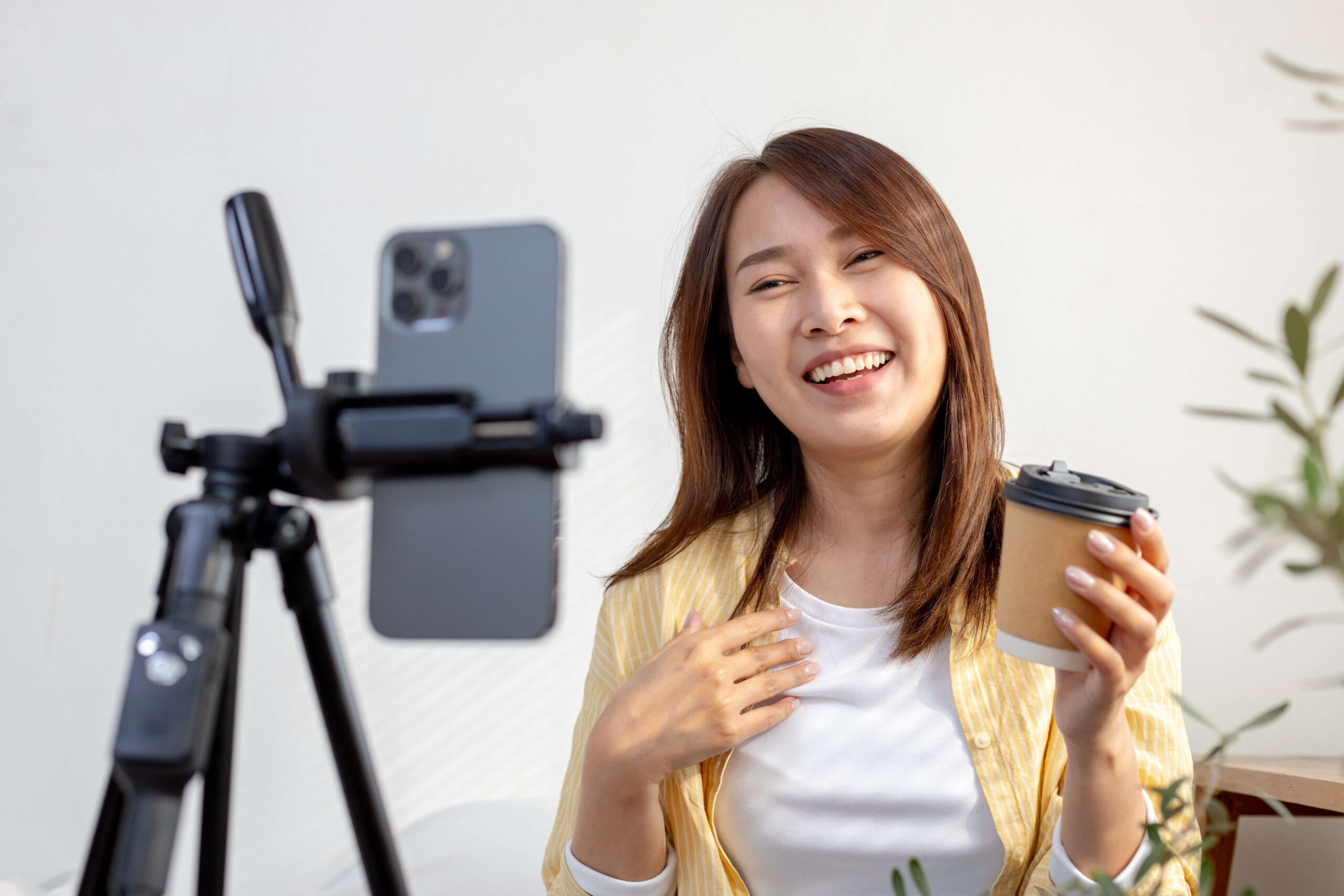 笑顔でライバーバイトをする女性