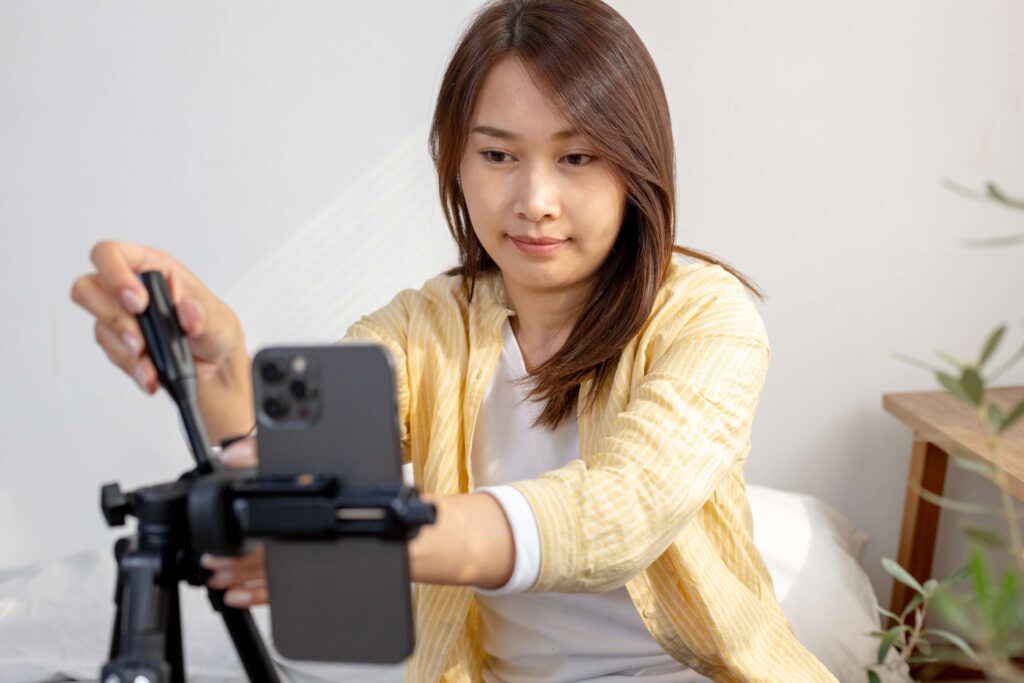 TikTokライブでライバーとして活動するのかでどのように行うのかを調べる女性