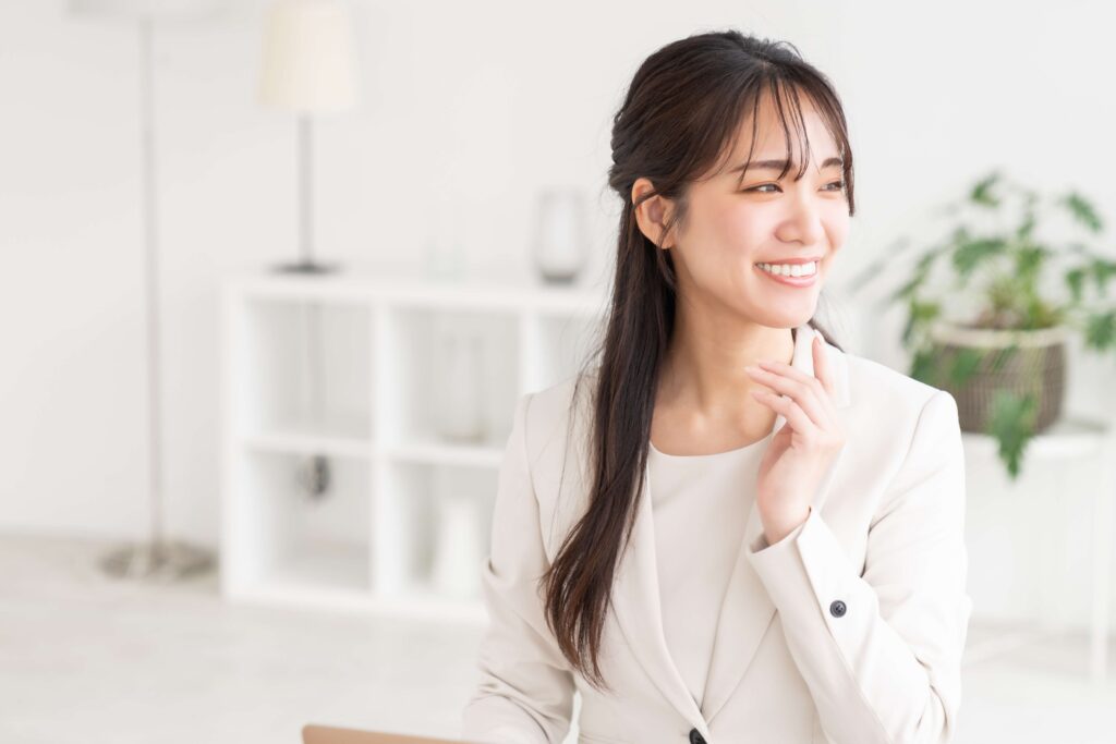 笑顔で横を向くライバーの女性