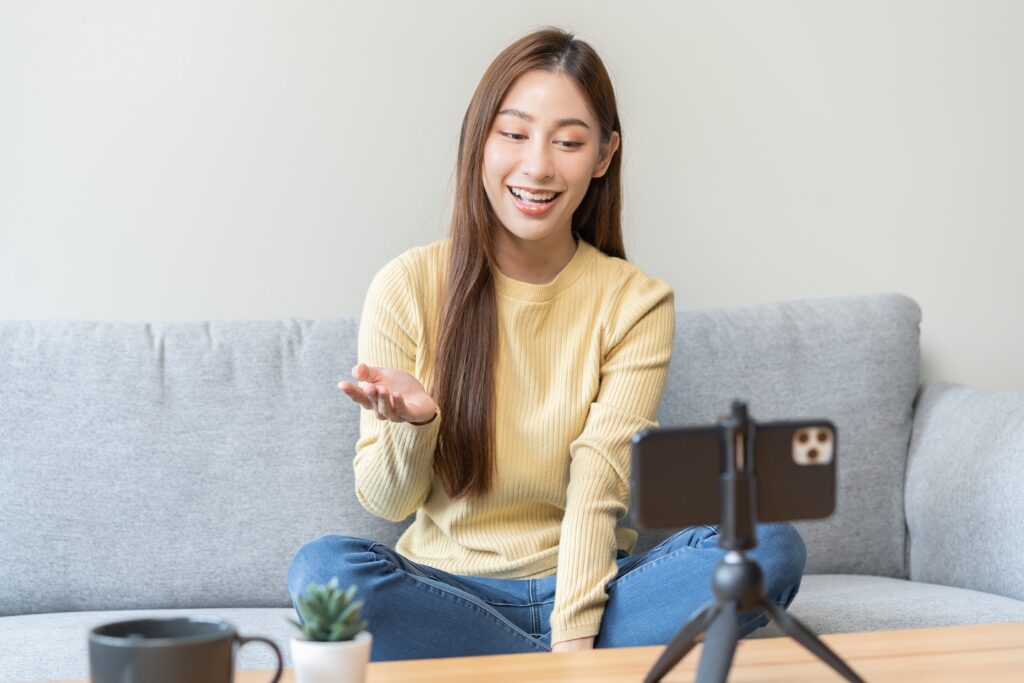 女性がライブ配信をしている様子