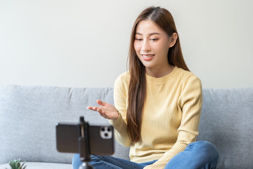 女性がスマホを横にしてライブ配信をしている様子