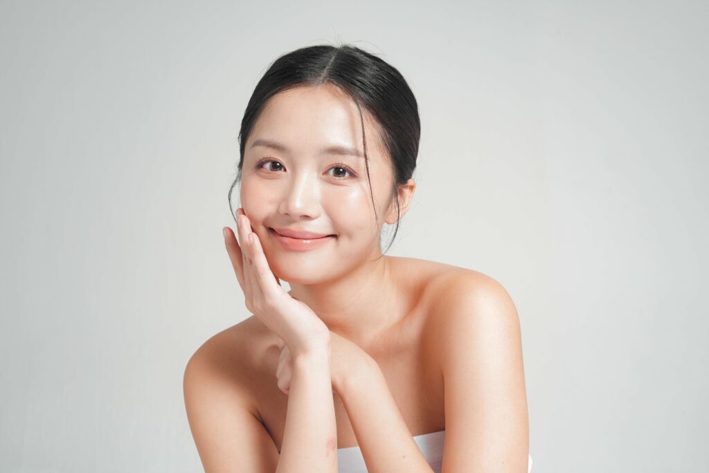 こちらを笑顔で見るライバーでモデルの女性
