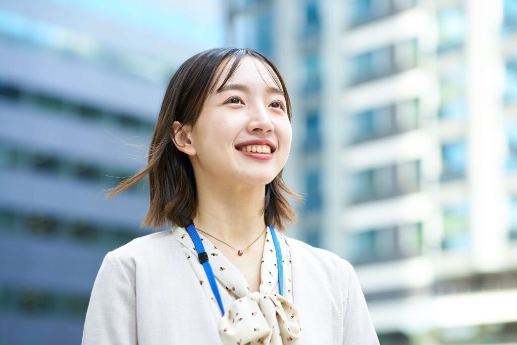 笑顔で前を向くライバーの女性