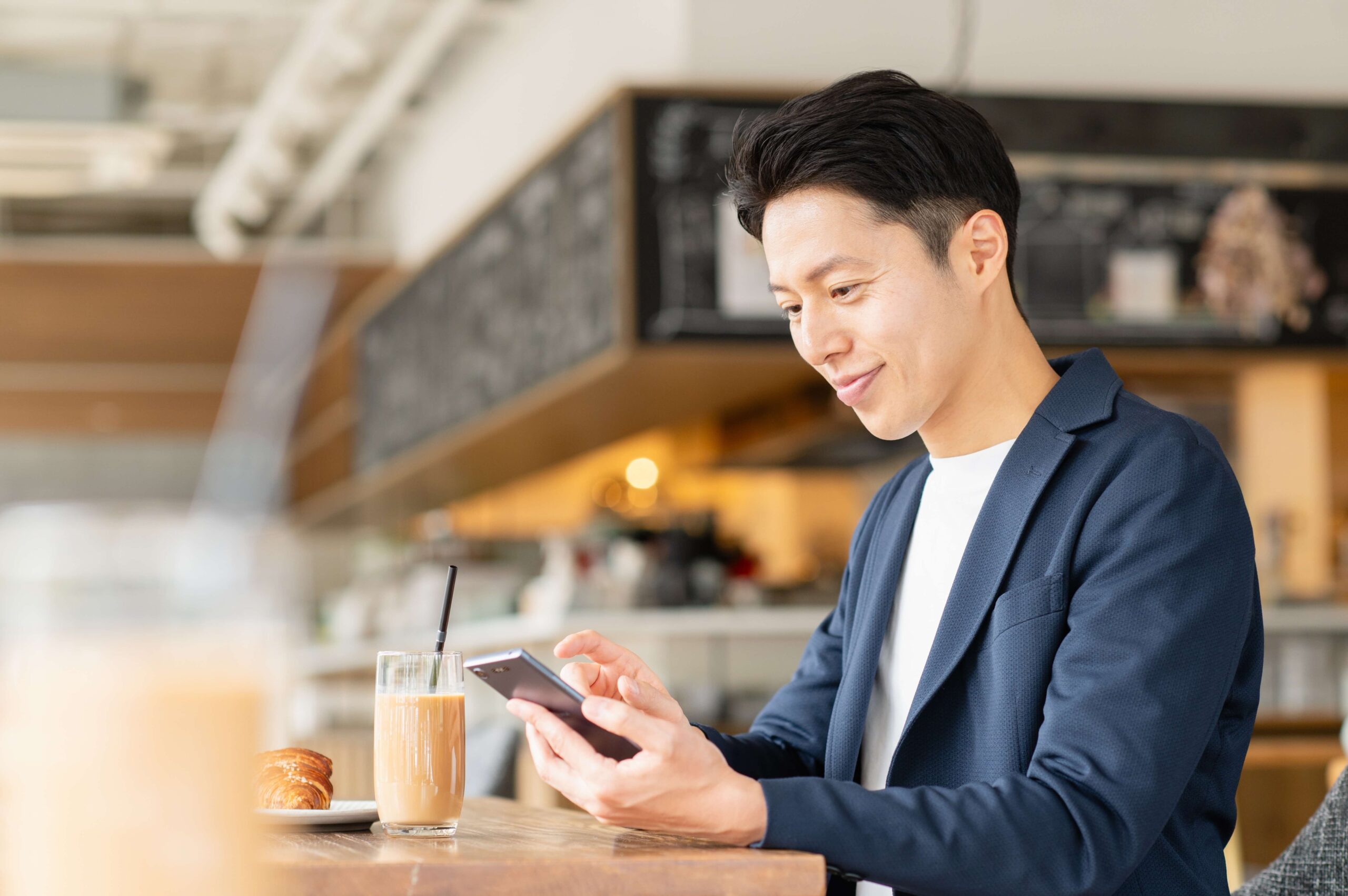 ライバーとリスナーの距離感について調べる男性