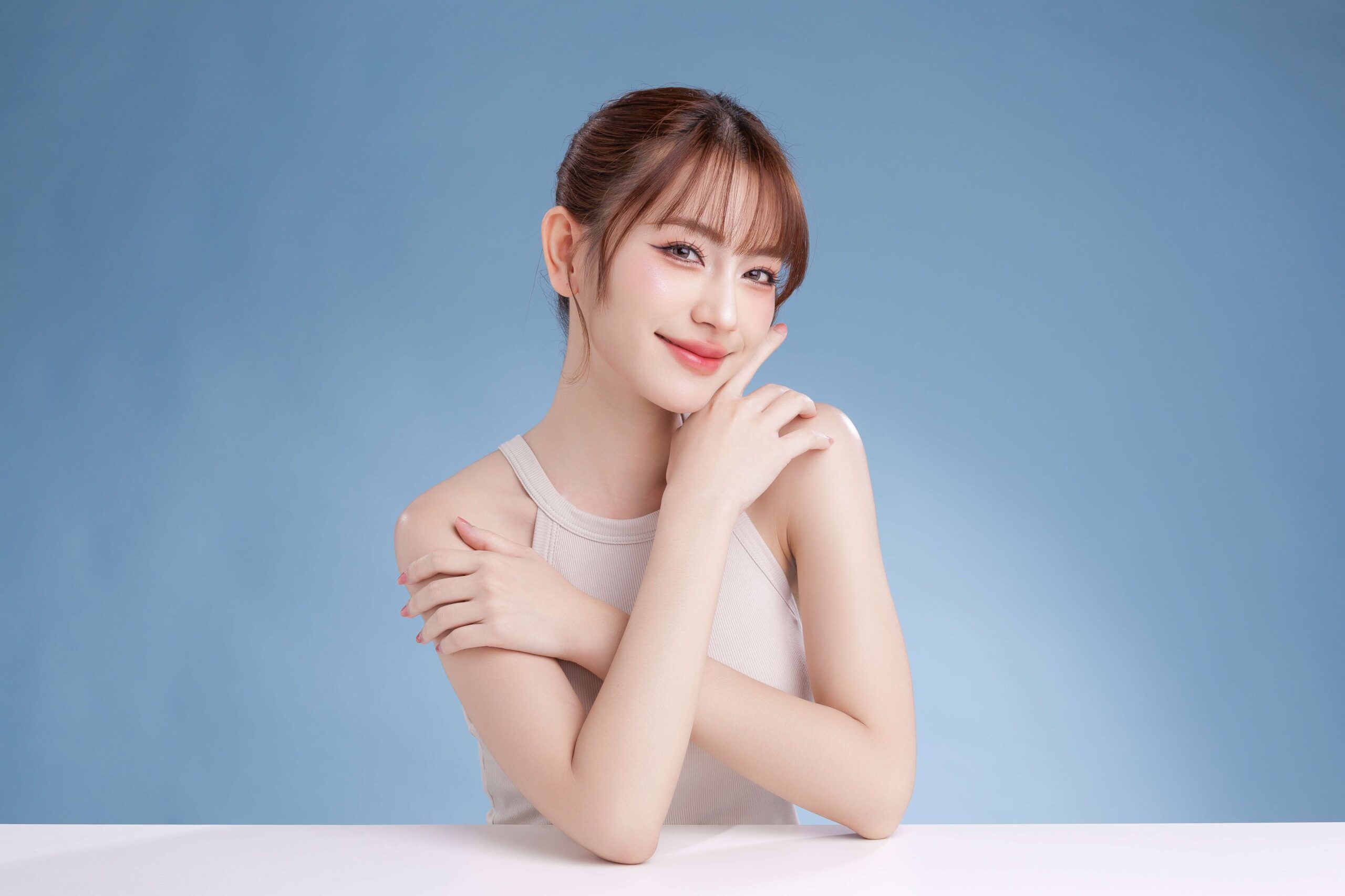 こちらをみるライブ配信をするライバーの女性